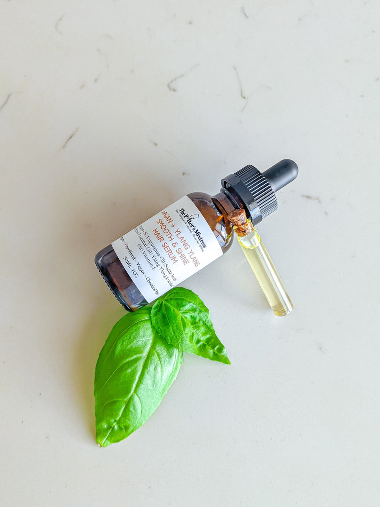 This Serum brings together three very nourishing and lightweight carrier oils (argan, ungurahua, sacha inchi) that are well-known to tame frizz and impart a healthy shine to hair. It also contains basil and ylang ylang essential oils that also help to improve the hair’s luster