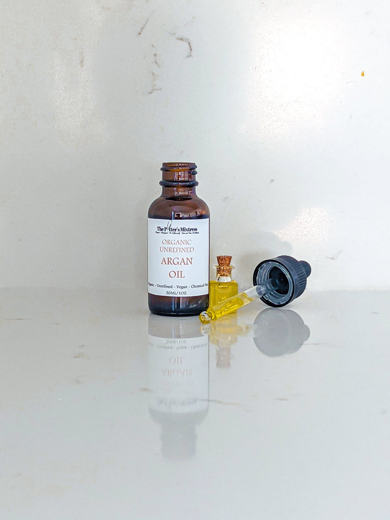 Organic unrefined Moroccan argan oil is pale yellow in color and composed of monounsaturated fatty acids (80%) and saturated fatty acids (20%). It is also rich in vitamin E, squalene, polyphenols, sterols, and triterpene alcohols